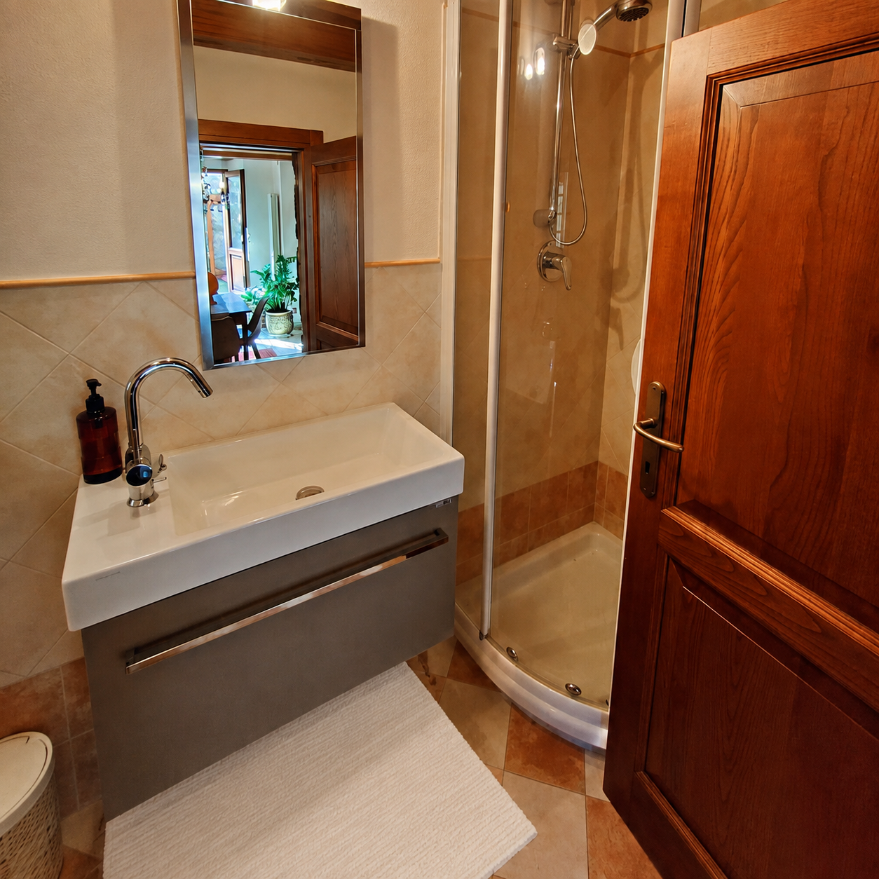 Lavabo sospeso, specchio e doccia angolare