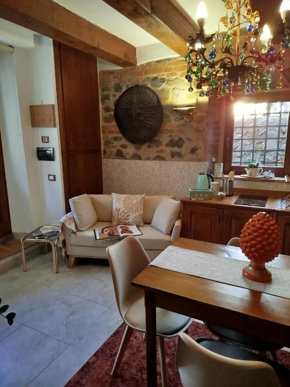 Angolo cucina e zona pranzo con dettagli in cotto